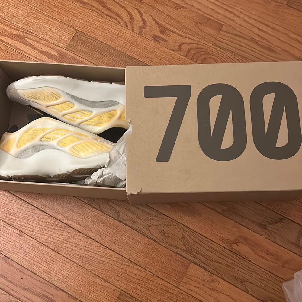 Yeezy 700 only worn twice very clean with box